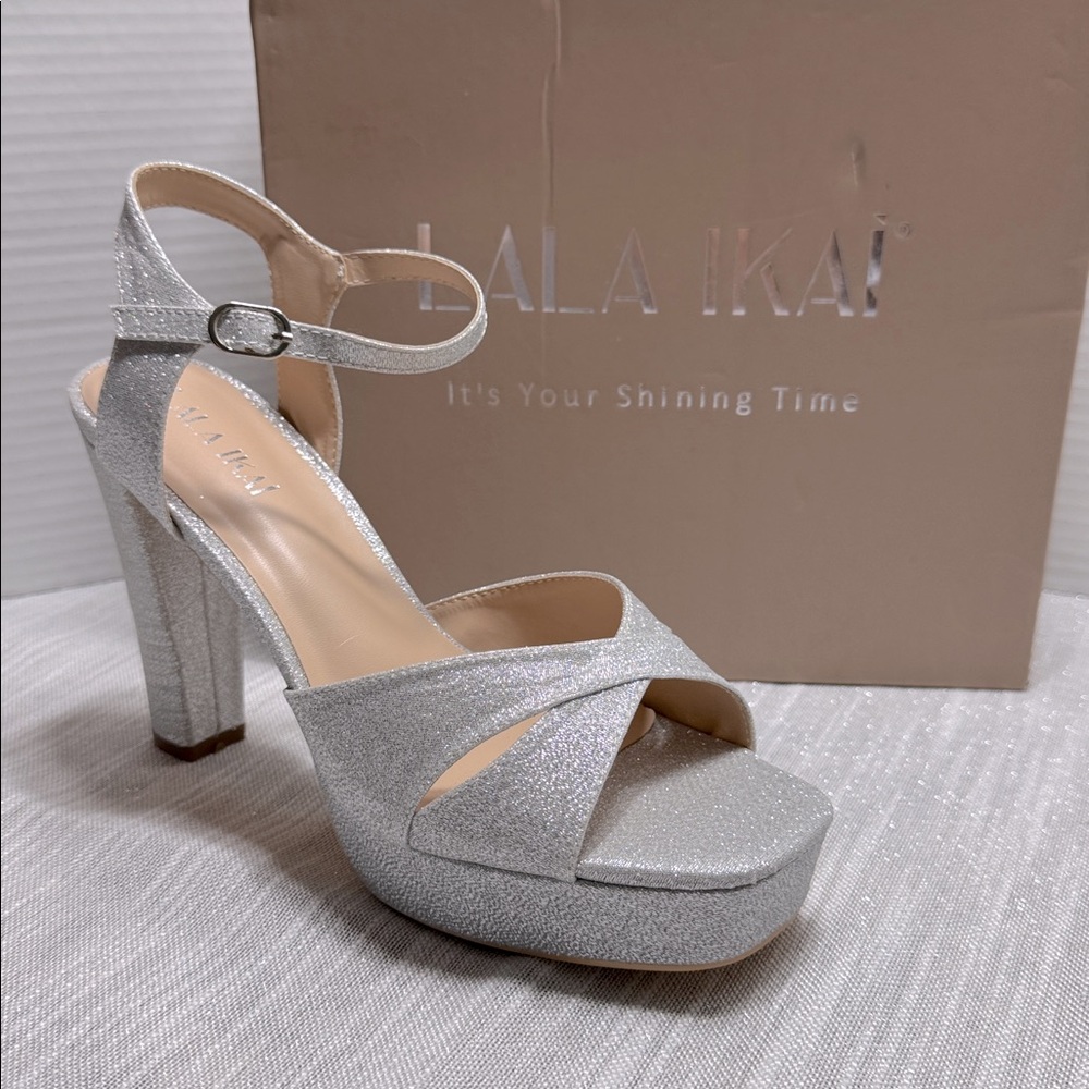 Lala Ikai Heels open toe ankle strap, silver iridescent fabric size 7 - 7.5 NIB